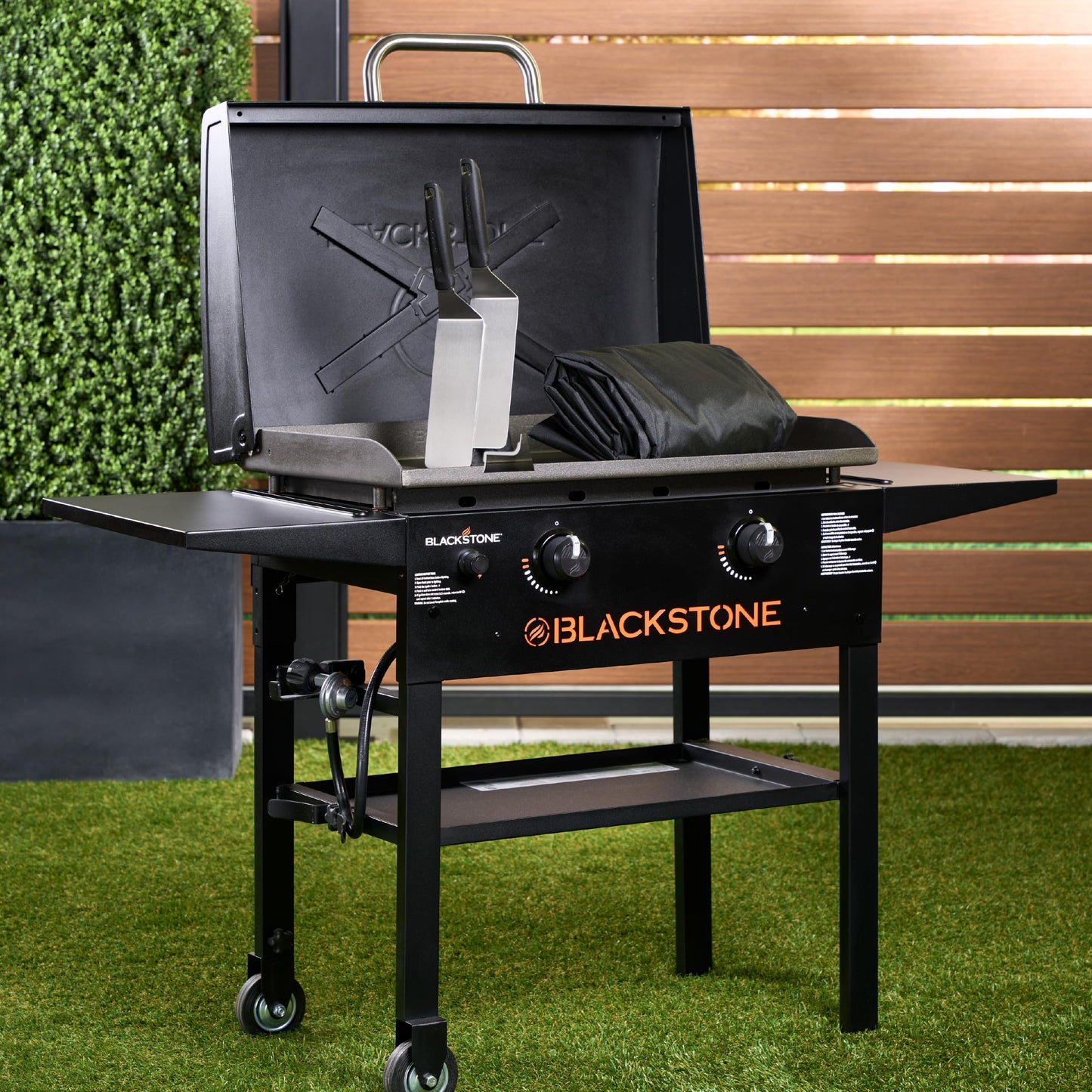 Blackstone 2450AZ 28" Omnivore Griddle with Hood Bundle | Includes 28" Griddle with Hood, Soft Cover, and Two Spatulas